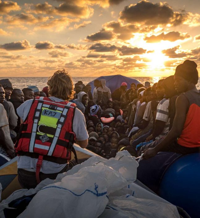 Minden Replying Thumbnail Leute auf Flüchtlingsboot